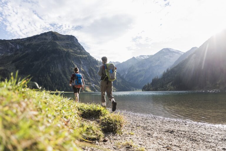 austria-tyrol-young-couple-hiking-at-mountain-lake