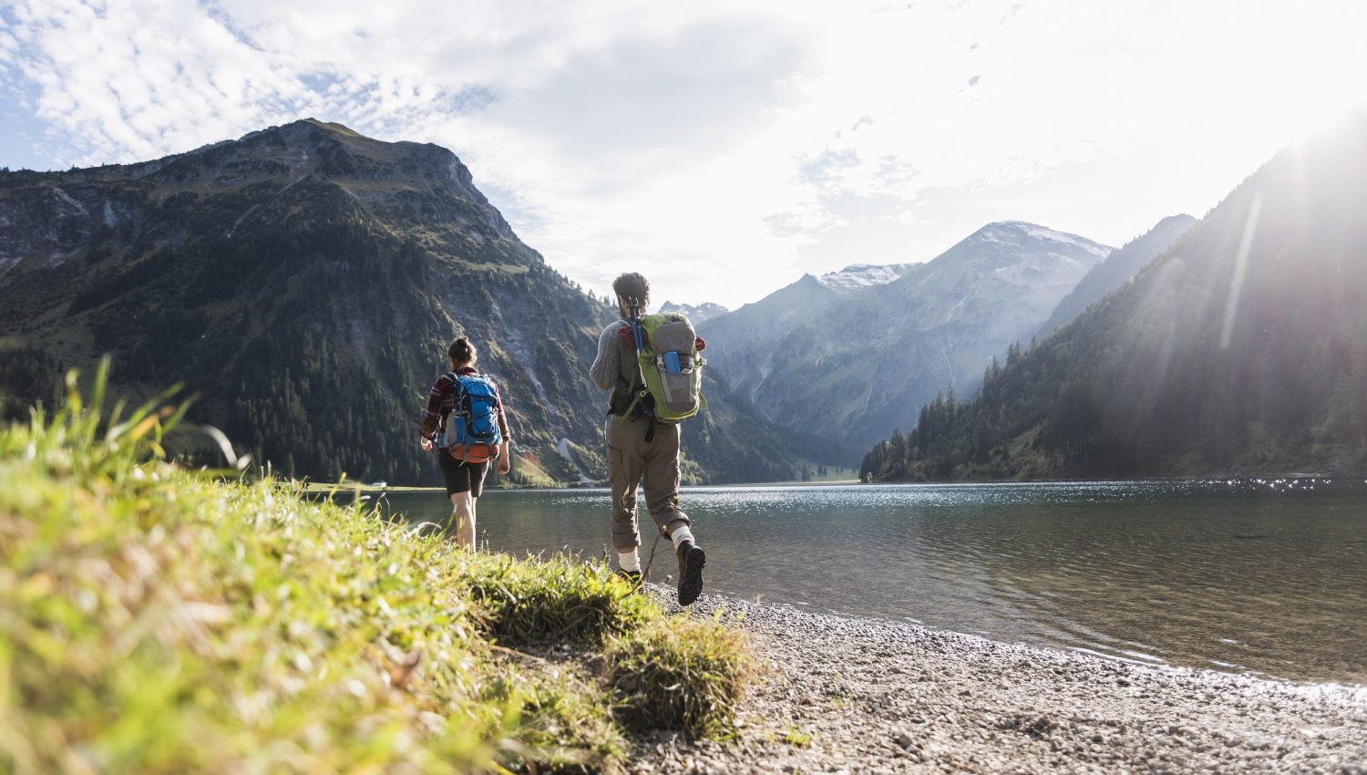 austria-tyrol-young-couple-hiking-at-mountain-lake